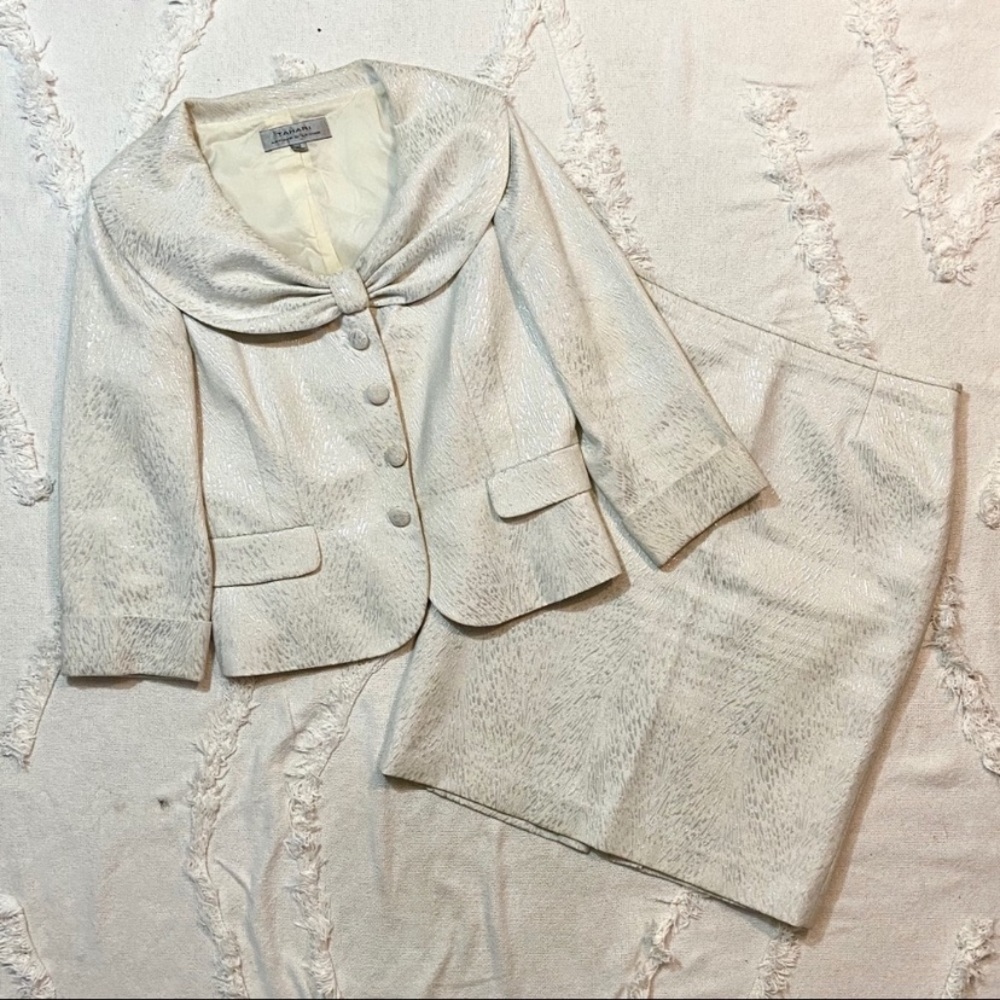 EUC White Tahari Skirt Suit Sz10 w/Elegant Collar